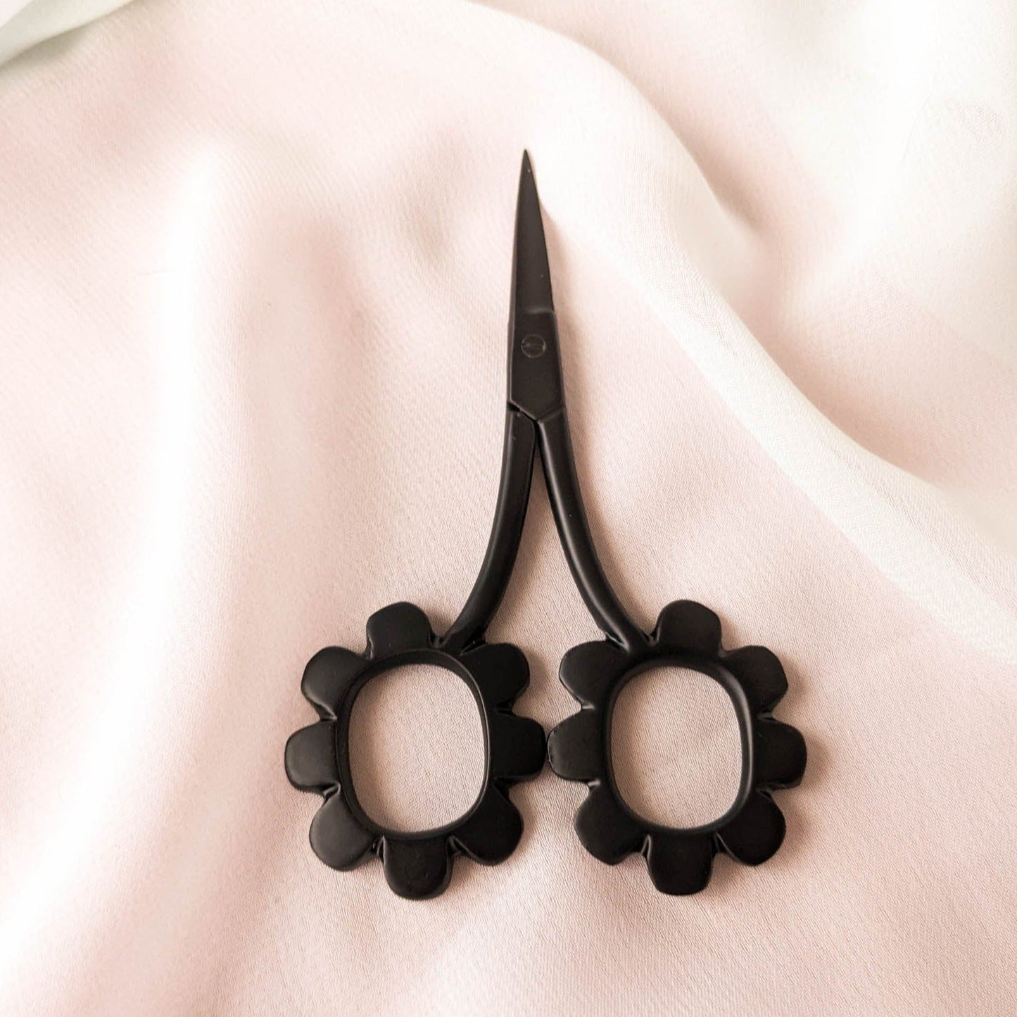Snips - Matte Black Mega Daisy