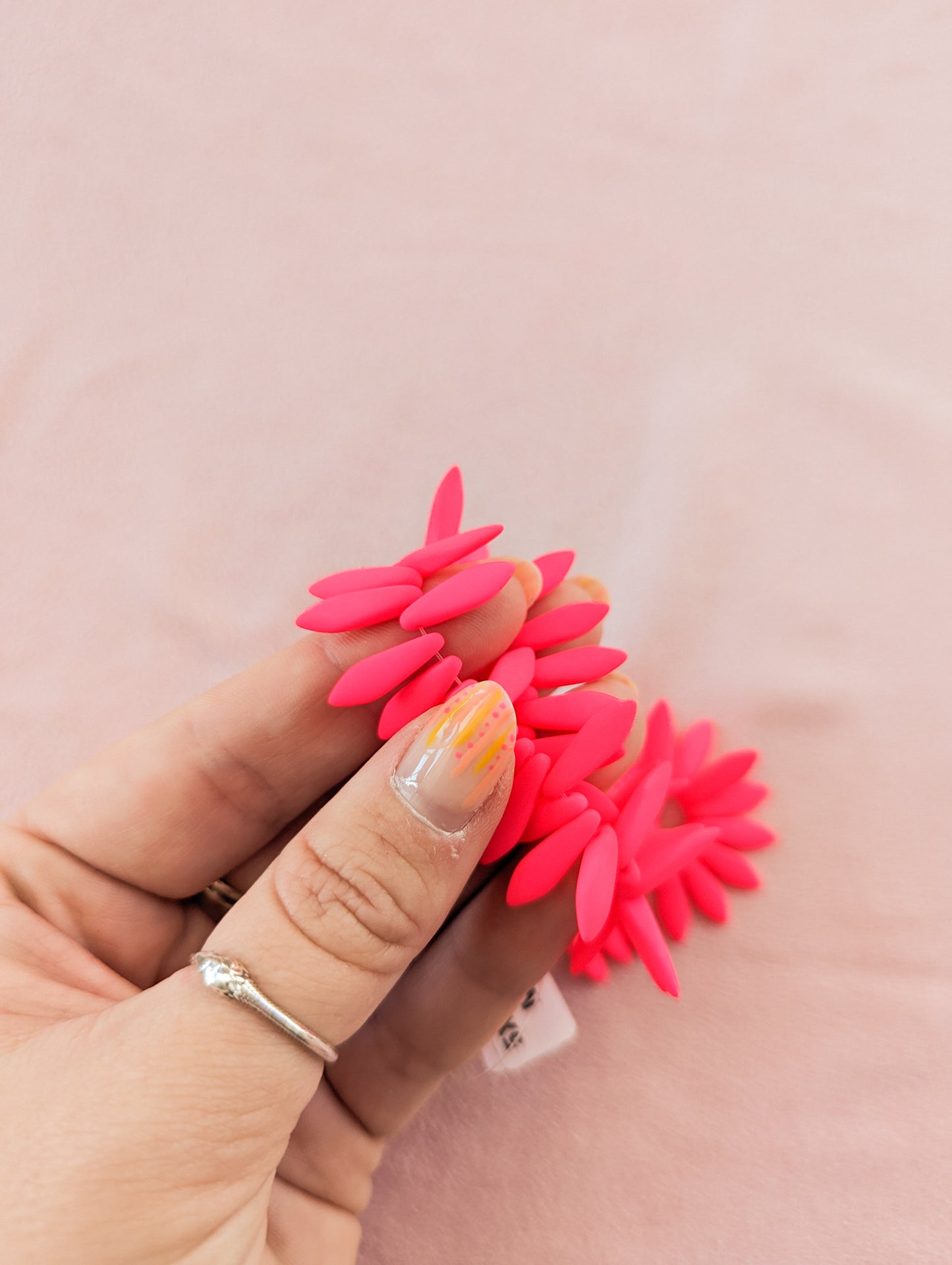 Matte Neon Pink - 5x16mm Daggers