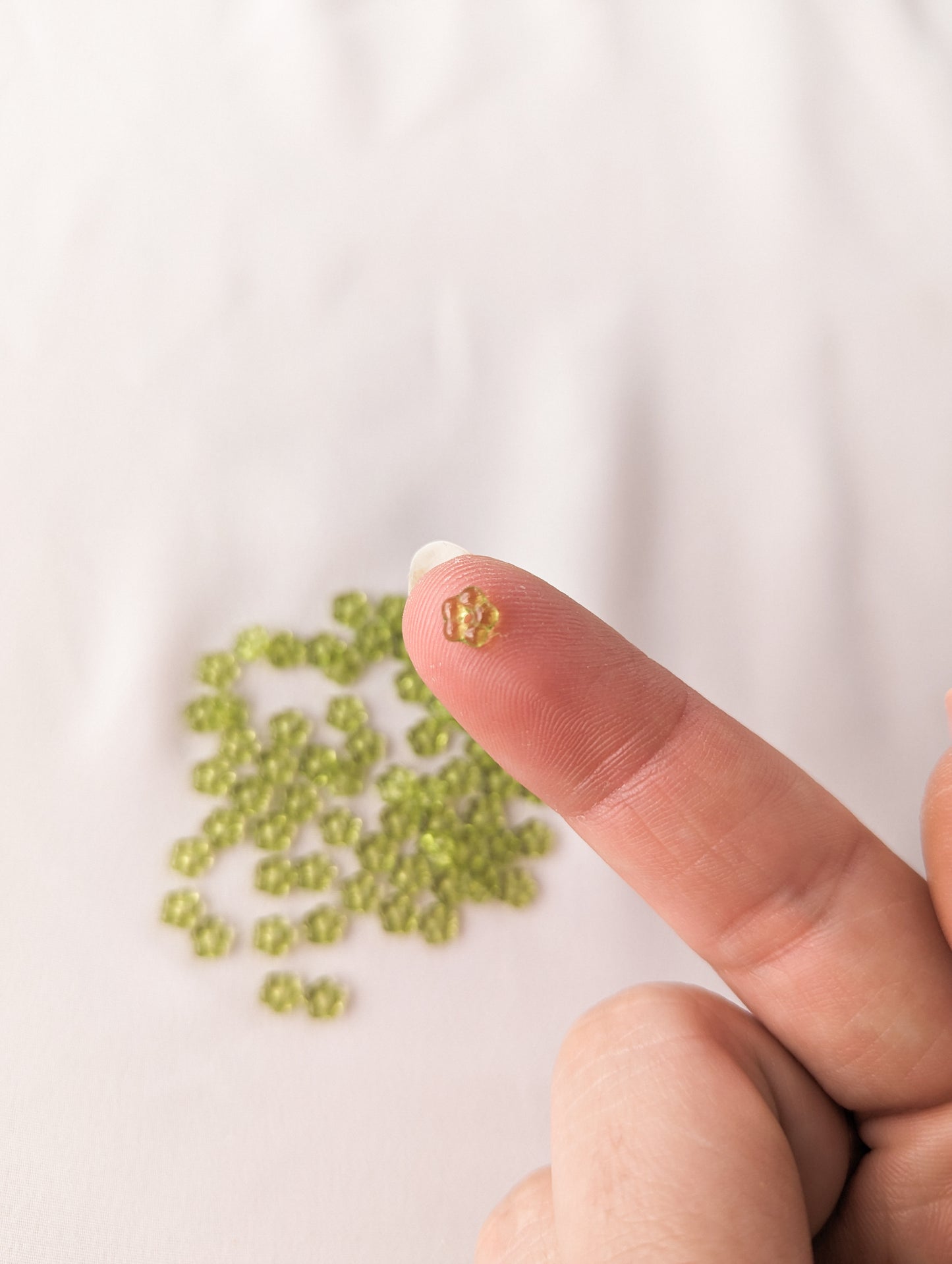 Flowers - Olivine (light yellow green) - 5mm with Center Hole